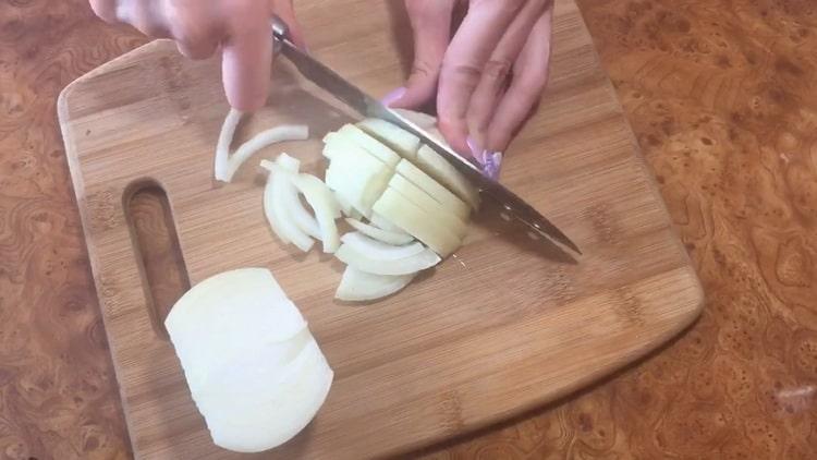 De acuerdo con la receta para cocinar la lucioperca en el horno, picar cebollas