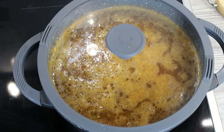 Para preparar la sopa con lentejas y pollo, prepara todo lo que necesites