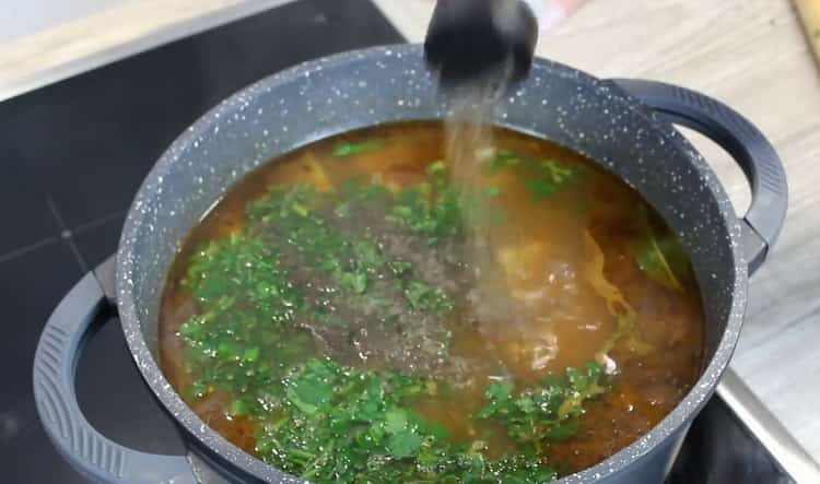 Ajouter les légumes pour la soupe aux lentilles et au poulet