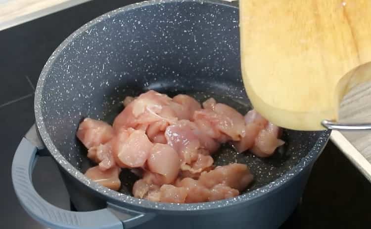 Para hacer sopa de lentejas y pollo, fríe la carne