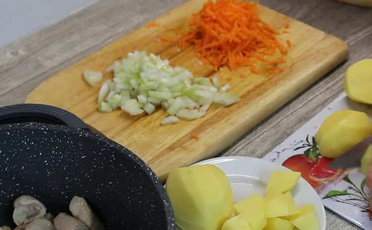 Para hacer sopa de lentejas y pollo, corte las verduras.