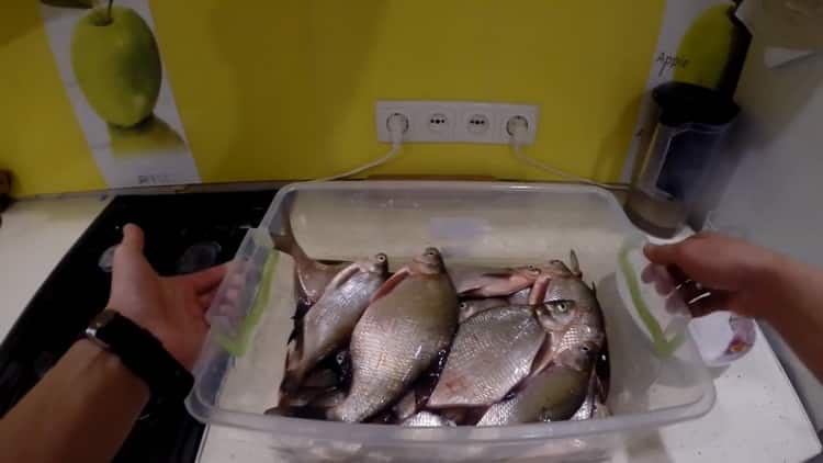 Pour préparer du poisson séché, rincez les ingrédients avec du sel