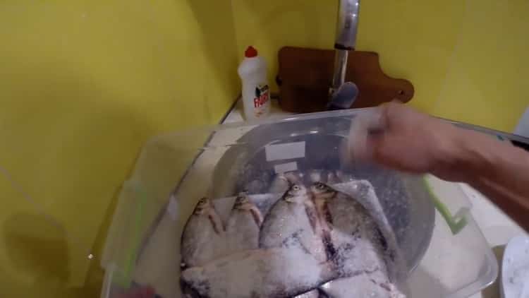 Pour préparer du poisson séché, rincez le poisson avec du sel