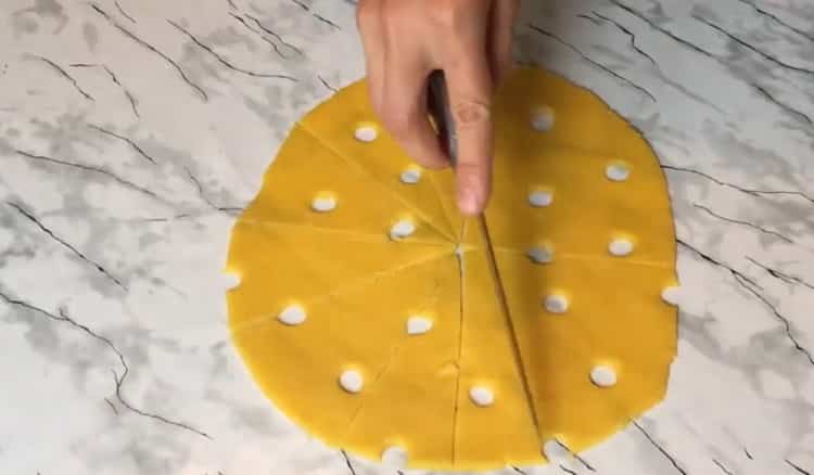 Da biste napravili kekse od sira, razvaljajte tijesto