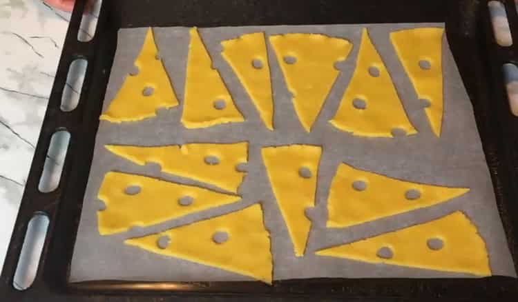 Da biste napravili kekse sa sirom, prethodno zagrijte pećnicu