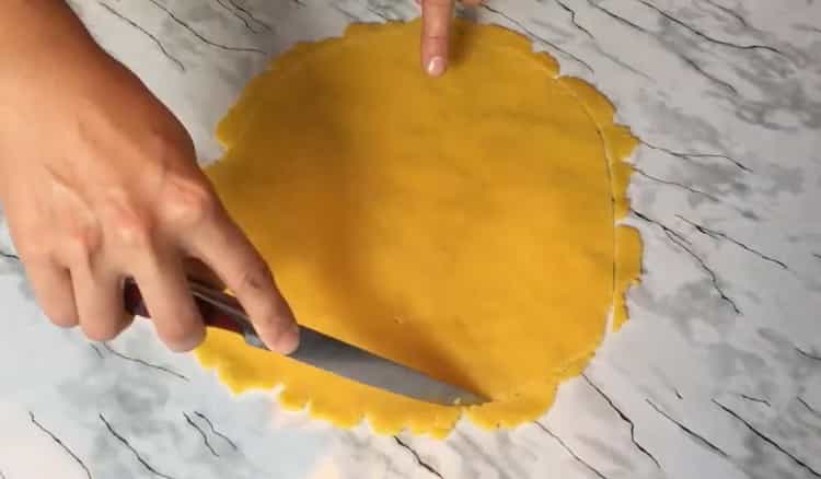 Da biste napravili kekse od sira, razvaljajte tijesto