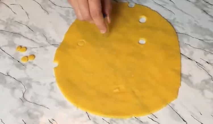 Da biste napravili kekse od sira, napravite rupe u tijestu