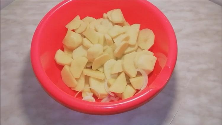 Pour faire cuire du fromage de poisson hachez les pommes de terre