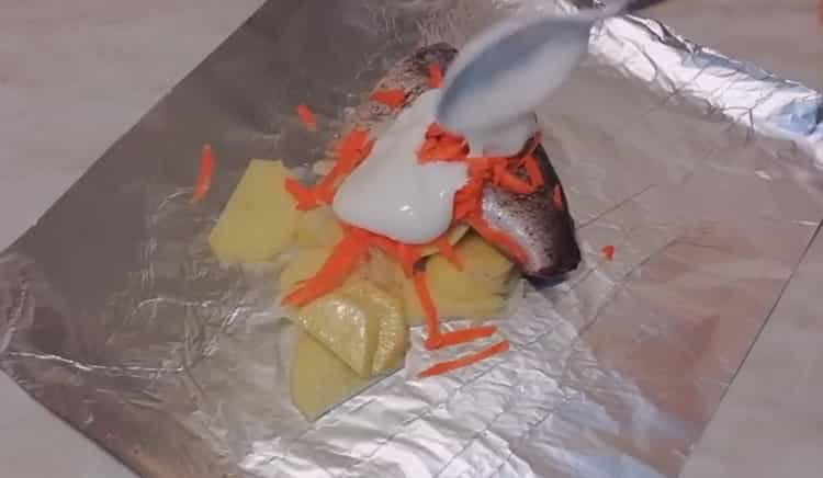 Para cocinar queso de pescado ponga los ingredientes en una lámina