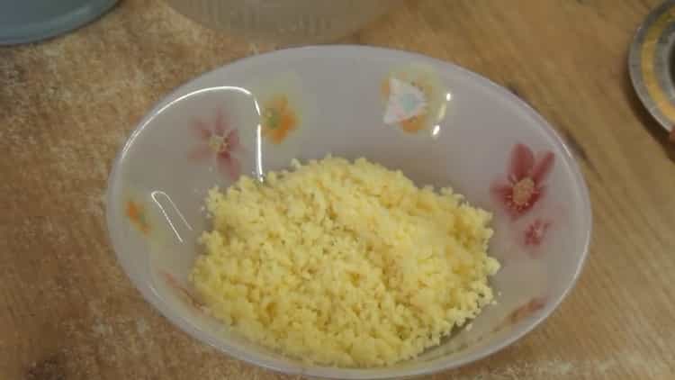 To make tartlets with red fish, grate cheese