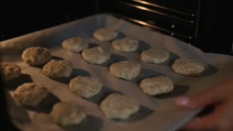 Pour préparer des biscuits à la farine d'avoine, faites cuire les blancs
