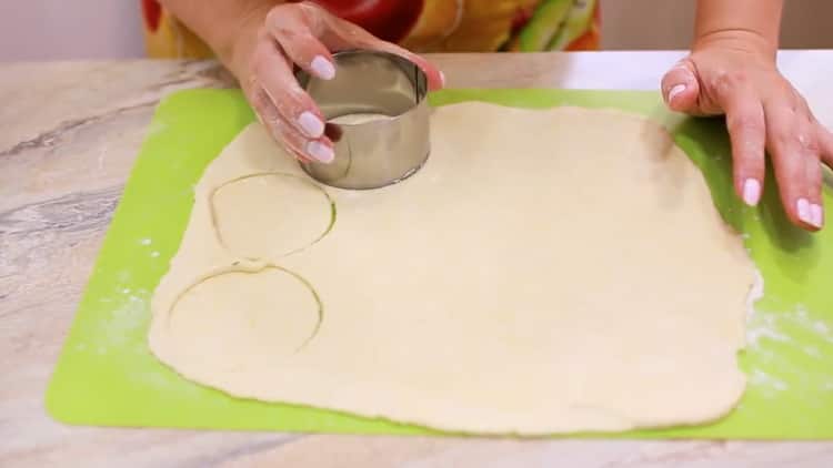 Za pripremu kolača od sira, guske noge razvaljajte tijesto