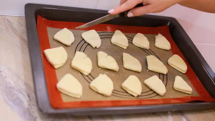 Pour préparer des biscuits au fromage cottage, les cuisses d'oie préchauffent le four