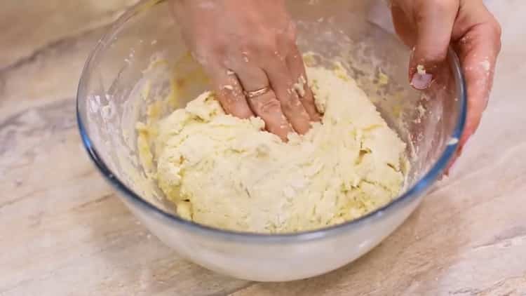 Pour la préparation de biscuits au fromage cottage, les pattes d'oie pétrissent la pâte