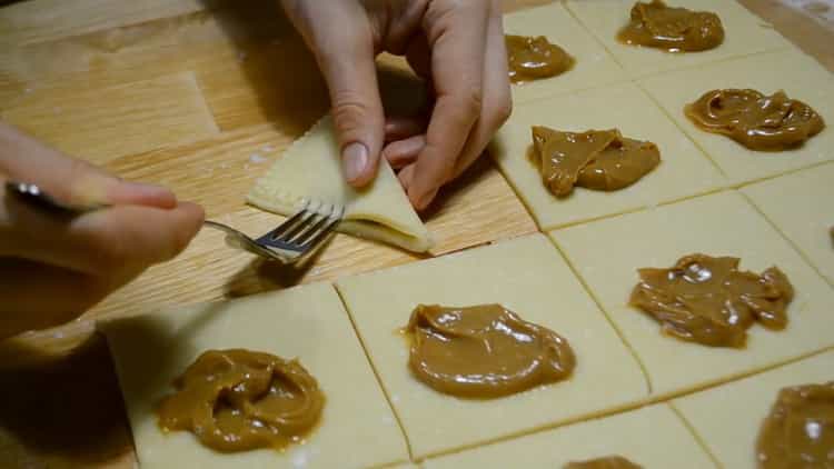 To make envelope curd cookies, blind the edges
