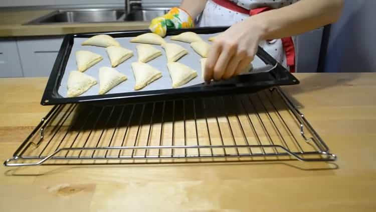 Para hacer galletas de cuajada de sobres, prepare una bandeja para hornear