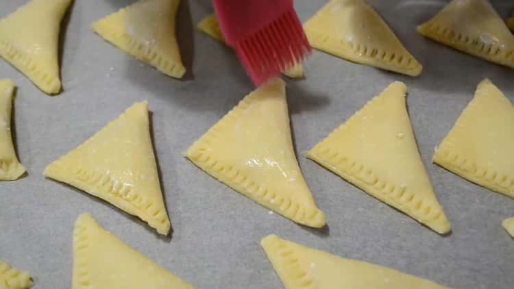 Pour faire des biscuits de lait caillé, allumer le four