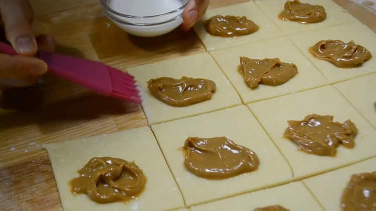 To make envelope curd cookies, put the filling on the dough