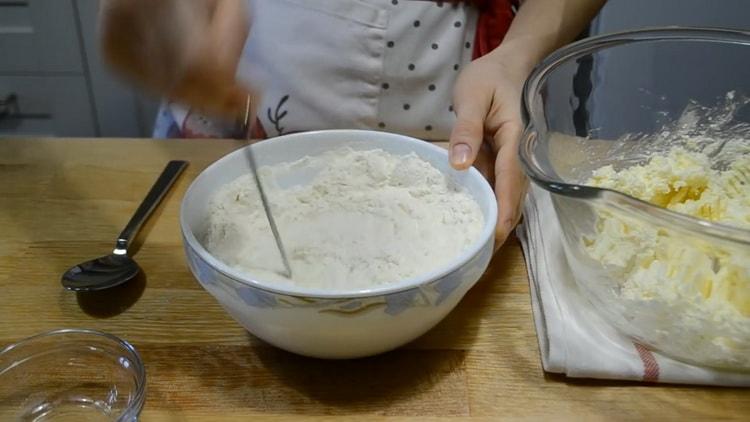Para hacer galletas de cuajada de sobres, tamizar la harina
