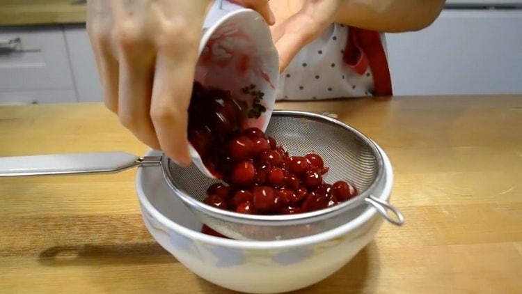 Pour faire des biscuits caillés à l’enveloppe, égouttez le liquide de la cerise