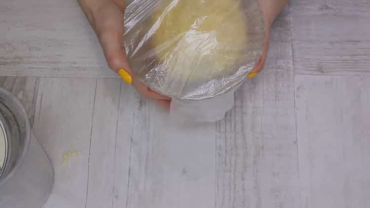 For the preparation of curd cookies triangles put the dough in a bag
