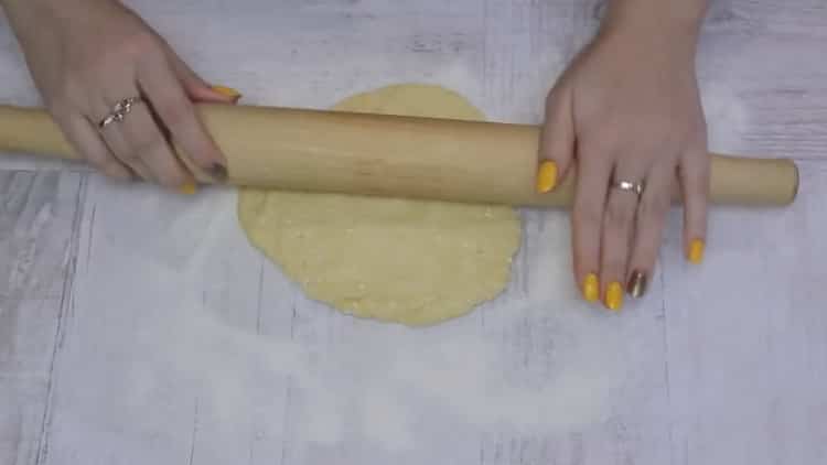 Para la preparación de galletas de requesón, enrolle los triángulos de masa