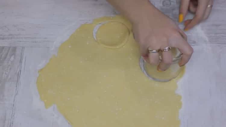 Para la preparación de galletas de requesón, exprima triángulos en forma de masa
