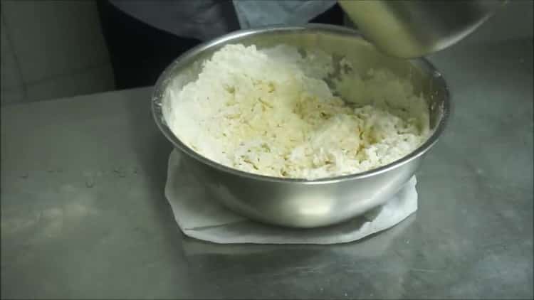 Para hacer masa de manti, combine los ingredientes