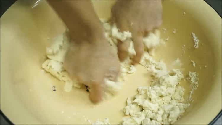 Pour faire la pâte à manti, mélangez les ingrédients.