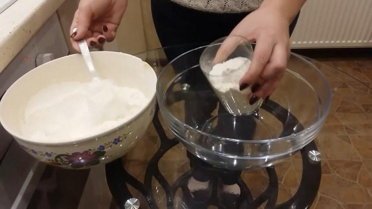 Tamizar la harina para hacer albóndigas en la leche