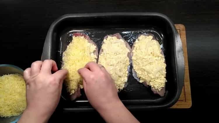 Para hacer tilapia en el horno, rallar queso