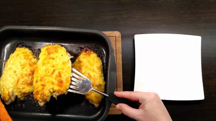 Para cocinar tilapia en el horno, freír el pescado.