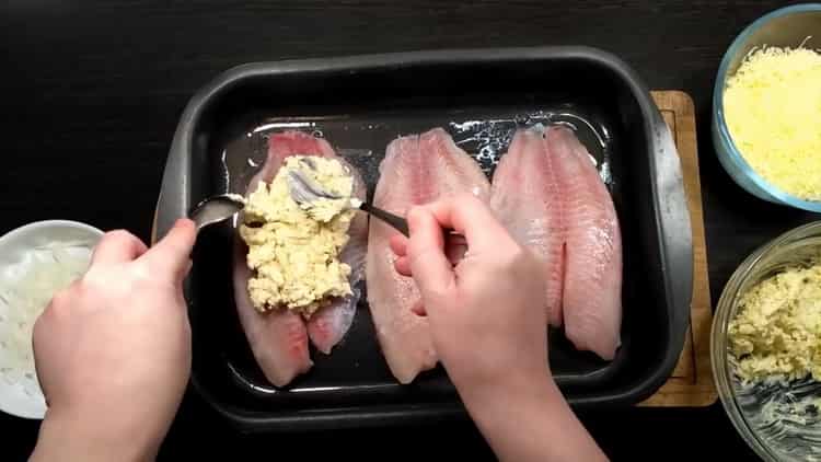 Para hacer tilapia en el horno, pon el relleno 4 sobre el pescado