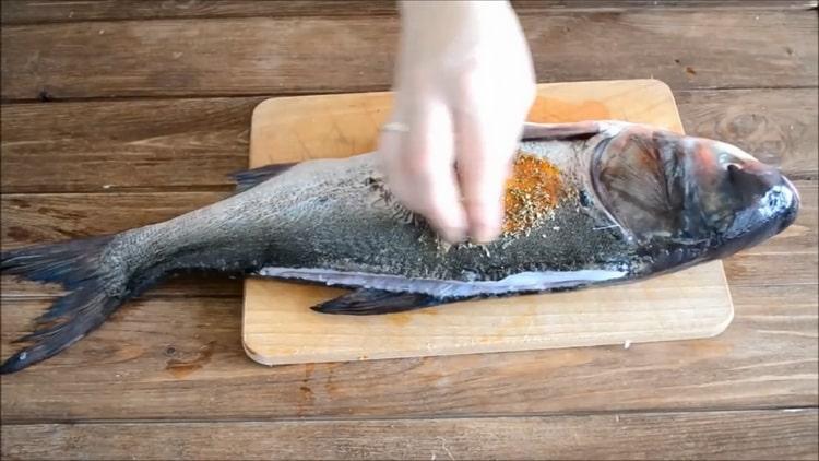 To prepare a silver carp in the oven, prepare spices