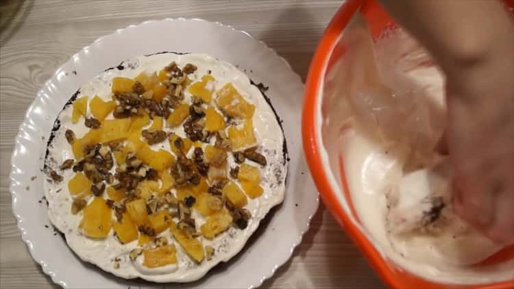 Da biste napravili tortu za pancho s ananasom i orasima, na tortu stavite naranče