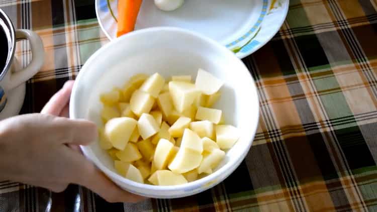 Pour préparer du chou cuit avec des pommes de terre, préparez les ingrédients
