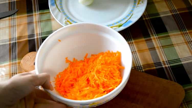 Pour cuire un chou cuit avec des pommes de terre, râpez des carottes