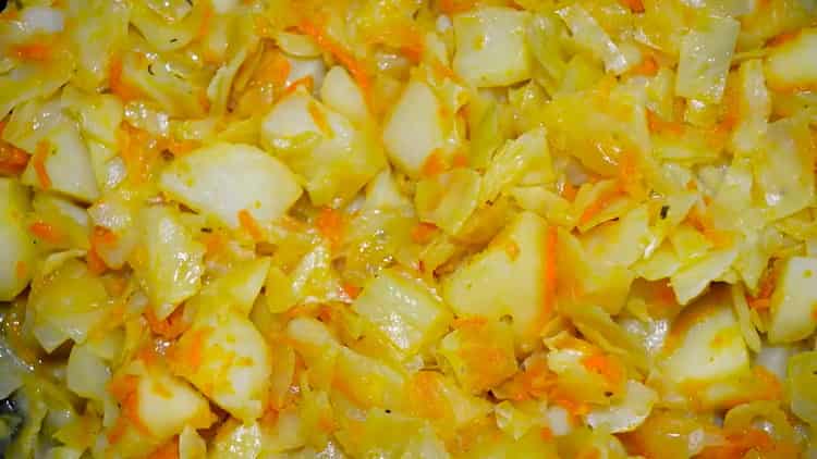 Chou braisé avec pommes de terre - simple et délicieux
