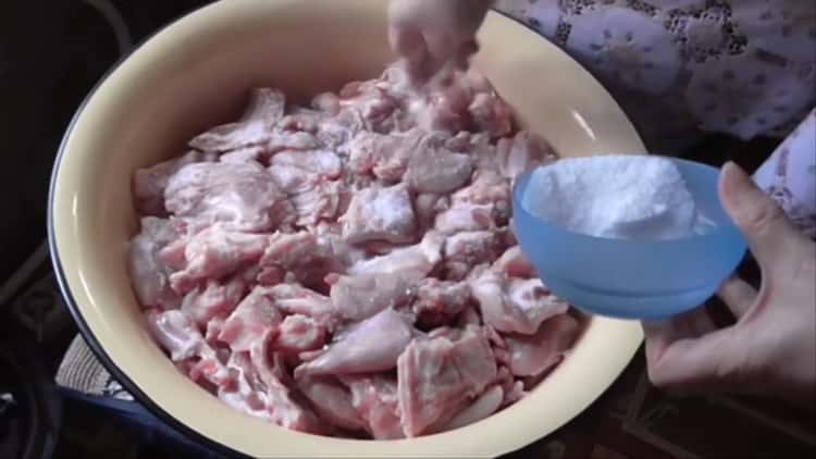 Para cocinar estofado de conejo, salar la carne