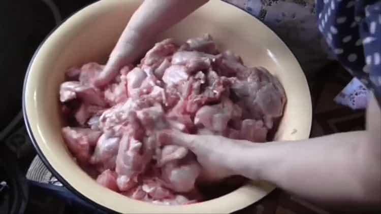 Para hacer estofado de conejo, pica la carne