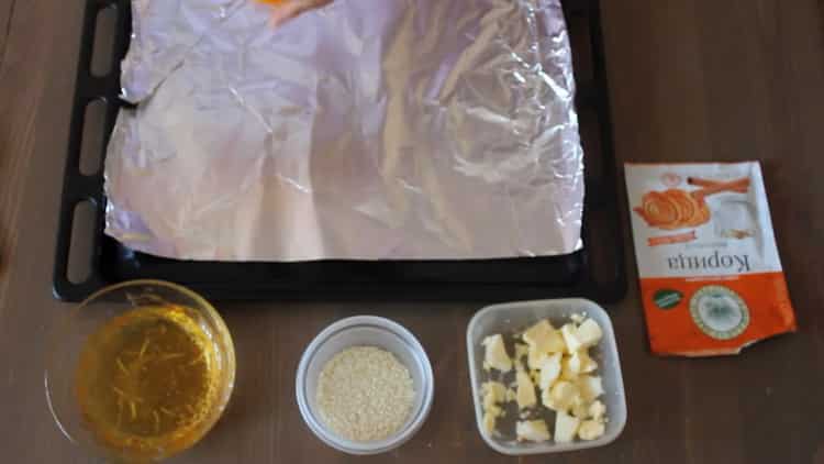 Préparer une plaque à pâtisserie pour la cuisson de la citrouille au four