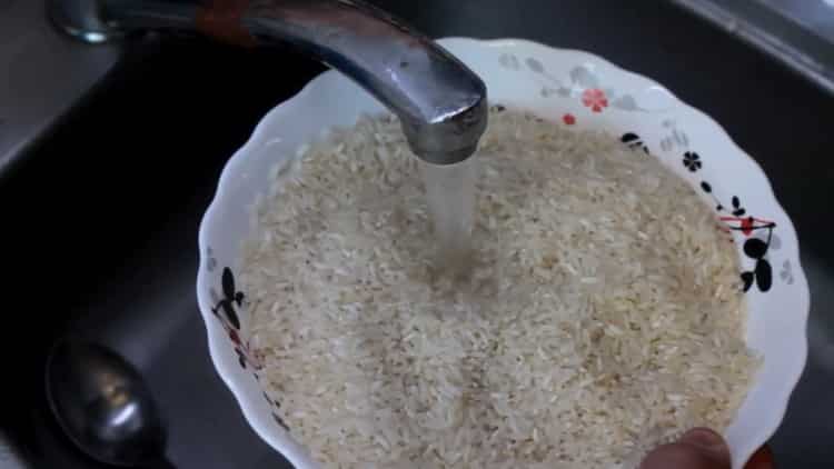 Da biste napravili uzbečki pilaf od svinjetine, operite rižu