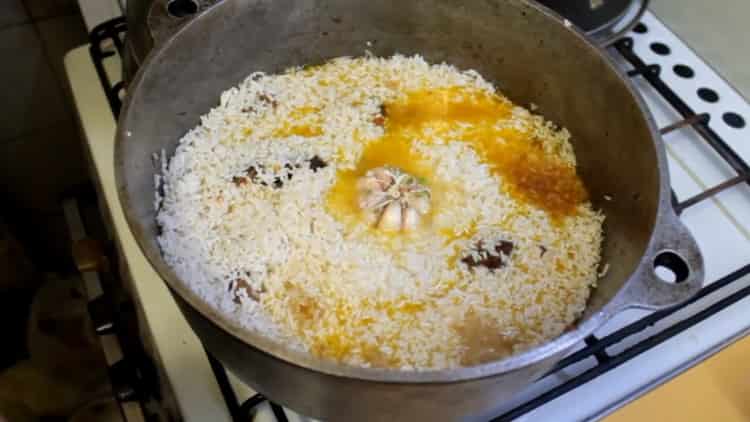 Add garlic to Uzbek pilaf
