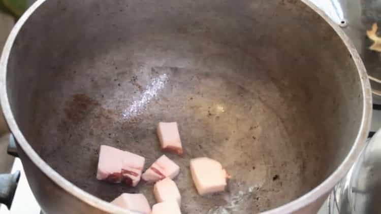 Para hacer pilaf uzbeko a partir de carne de cerdo, freír la grasa