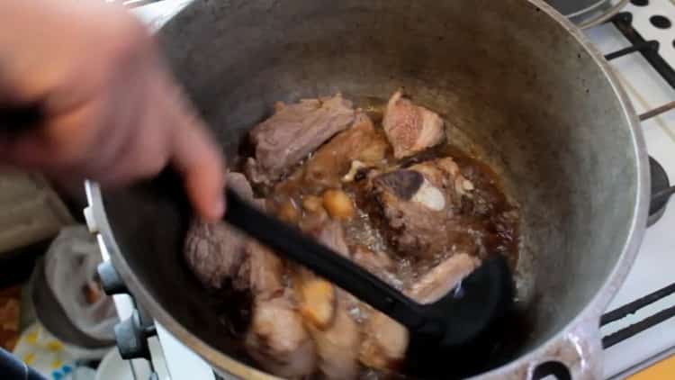 Para preparar el pilaf uzbeko a partir de carne de cerdo, prepare los ingredientes.