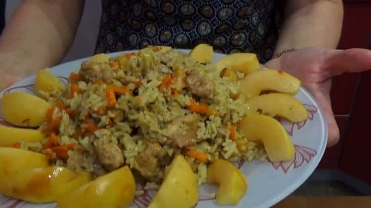 El pilaf uzbeko con pollo está listo