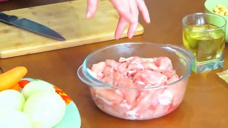 Cuire le pilaf ouzbek avec du poulet, hacher la viande