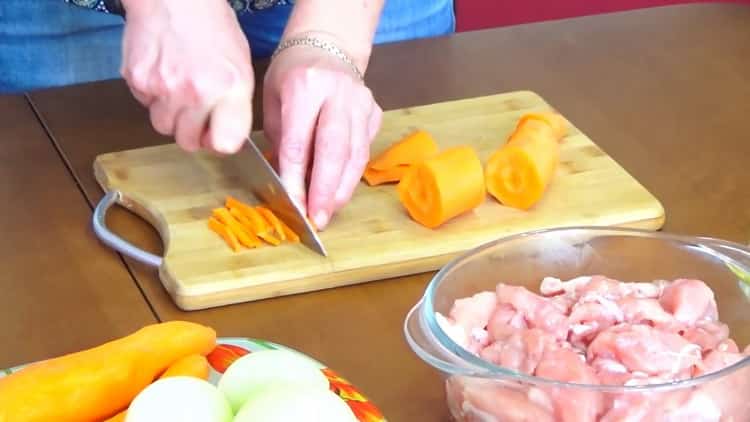 Cuire le pilaf ouzbek avec du poulet, hacher les carottes