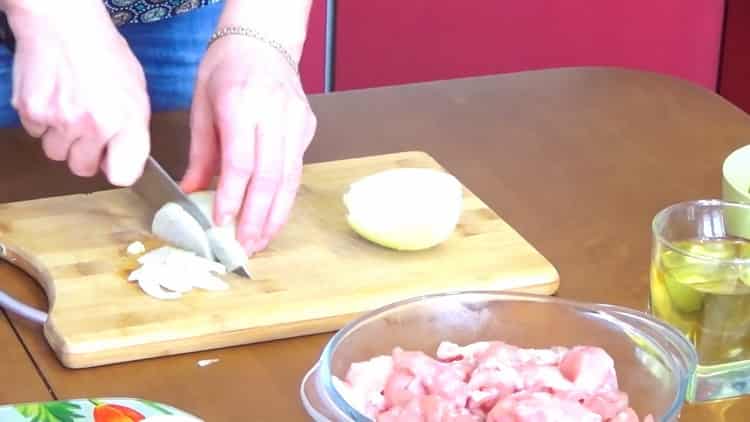 Cuire le pilaf ouzbek avec du poulet, hacher des oignons