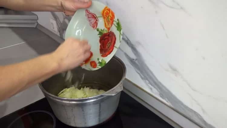Para cocinar pilaf uzbeko con pollo, fríe la cebolla